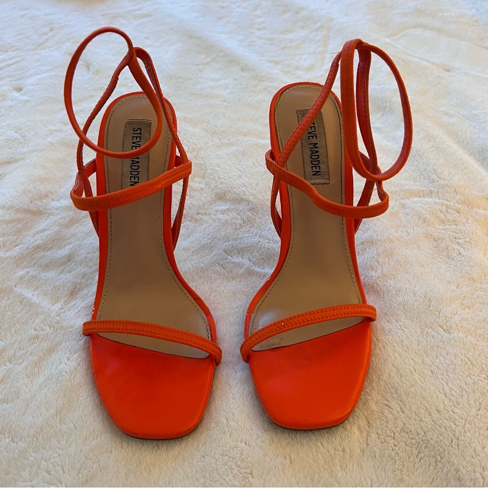 STEVE MADDEN ORANGE STRAPPY HEELS